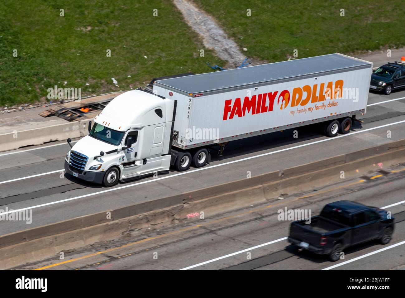 Detroit, Michigan - un camion Family Dollar sull'Interstate 94. Foto Stock
