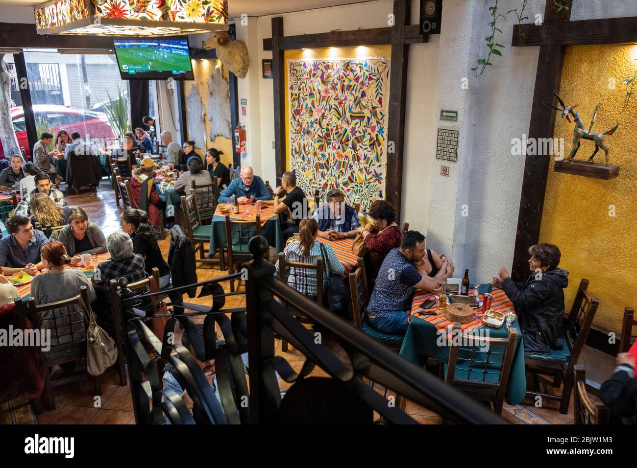 Sala da pranzo affollata del tipico ristorante Barbacoa 'El Hidalguense' a Condessa, Città del Messico, Messico Foto Stock