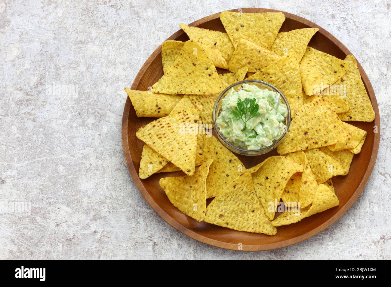 tortilla chips con bago di avocado Foto Stock