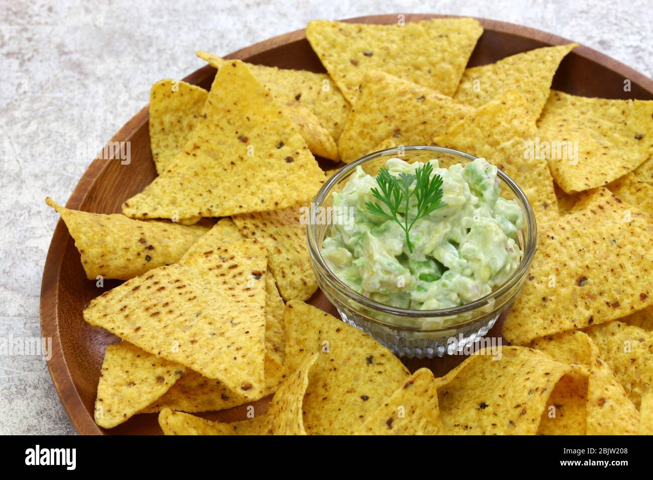 tortilla chips con bago di avocado Foto Stock