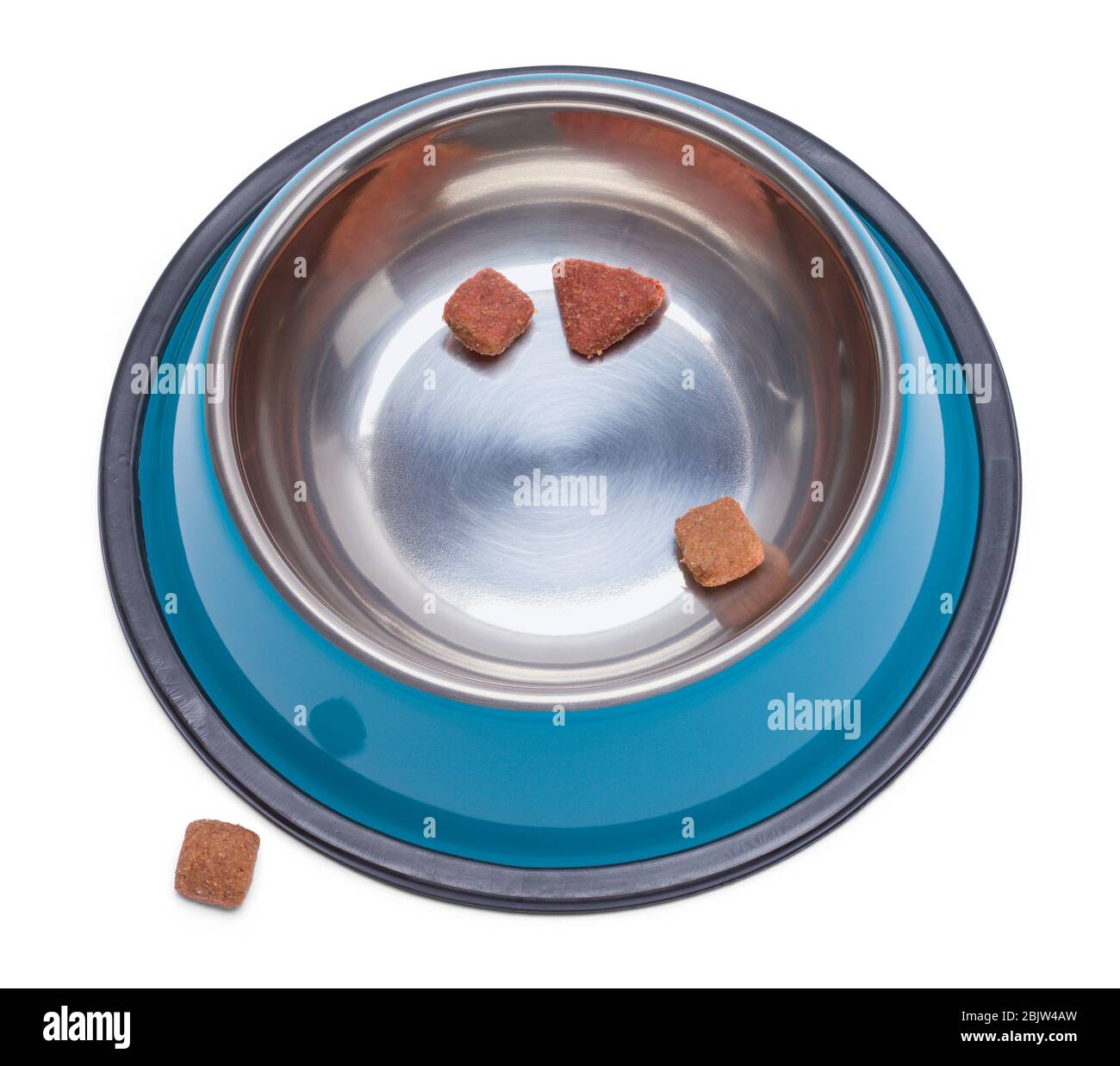 Ciotola per alimenti per cani blu con pezzi di cibo isolati su bianco. Foto Stock