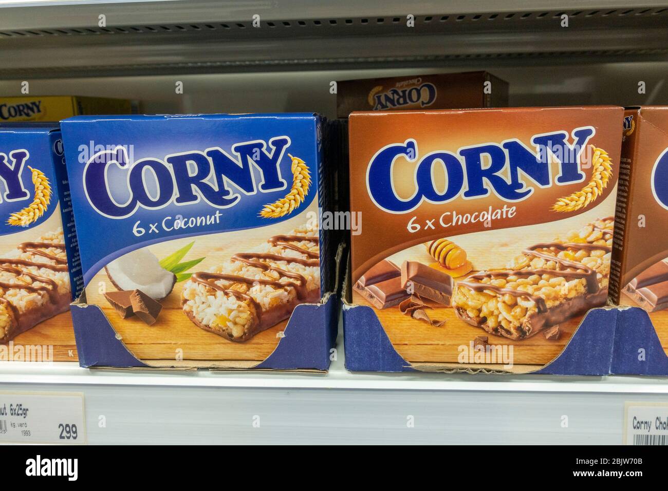 'Corny' museli/bar sulla piattaforma di un negozio di stazioni di servizio/di servizio, Borgarnes, Islanda. Foto Stock