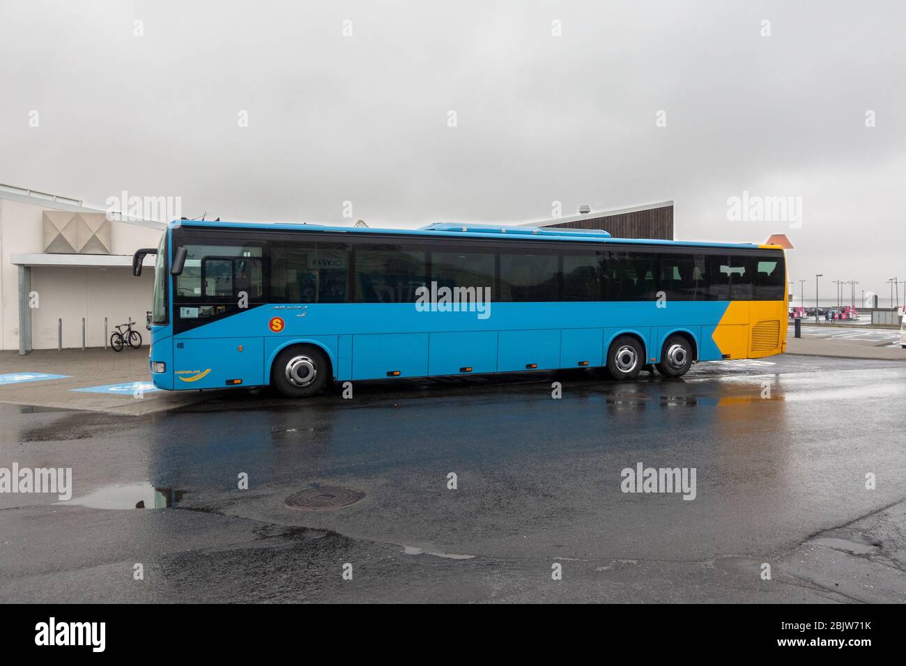 Un pullman passeggeri insolitamente lungo, l'Irisbus Arway 15M, visto a Borgarnes, Islanda. Foto Stock