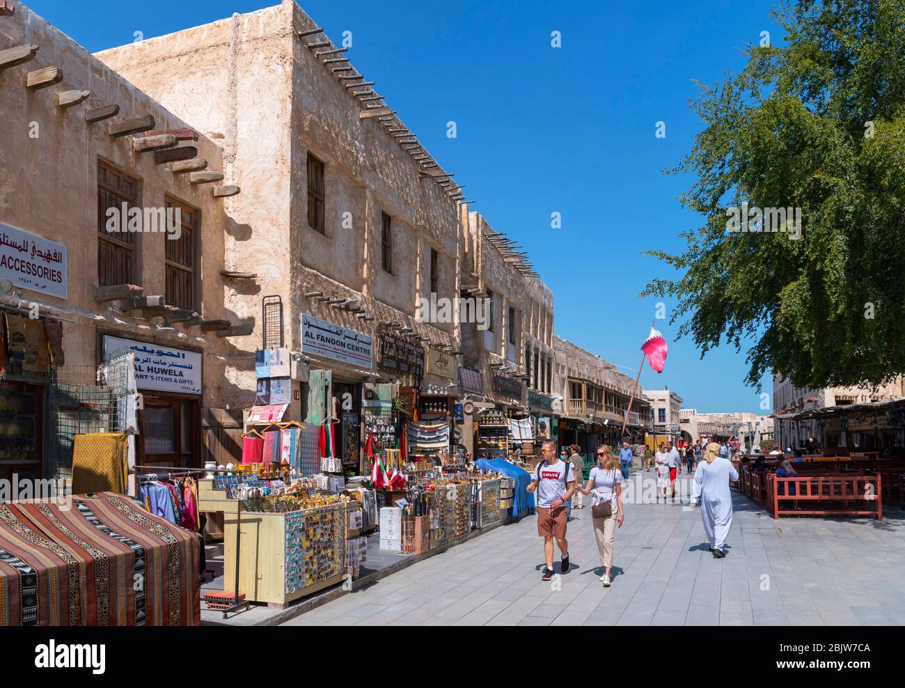 Negozi e bancarelle a Souq Waqif, Doha, Qatar, Medio Oriente Foto Stock