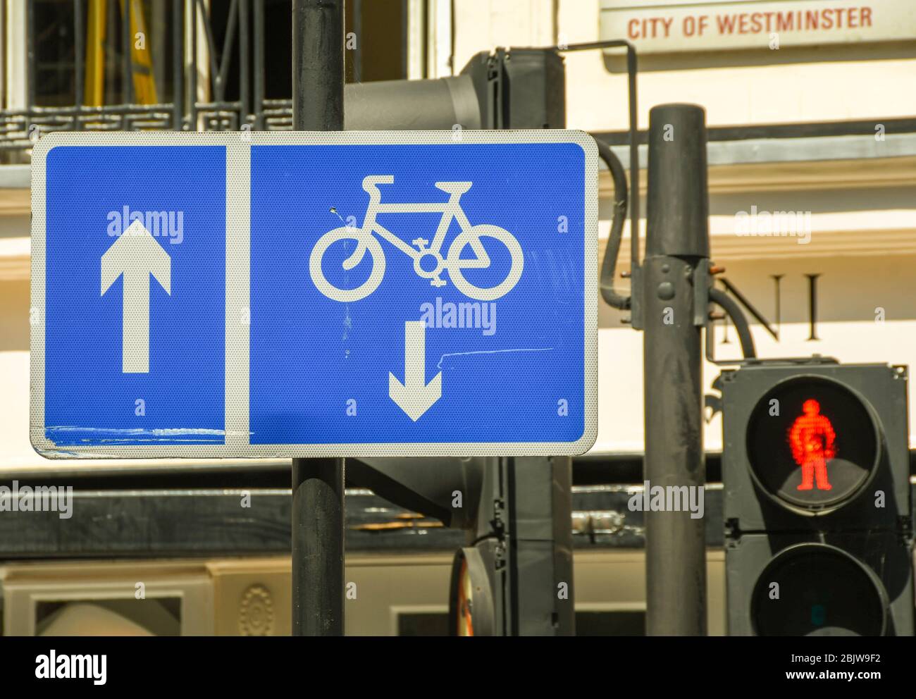 LONDRA, INGHILTERRA - LUGLIO 2018: Vista ravvicinata di un cartello che informa automobilisti e ciclisti delle corsie e della direzione di marcia su una strada nel centro di Londra Foto Stock