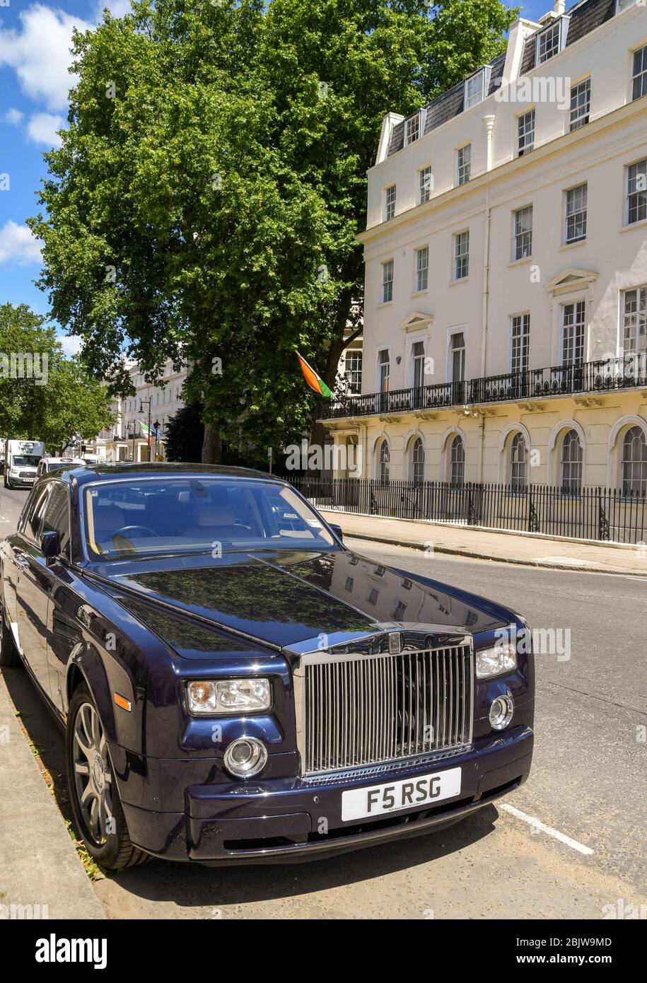 LONDRA, INGHILTERRA - LUGLIO 2018: Auto di lusso Rolls Royce parcheggiata in una strada nel centro di Londra Foto Stock