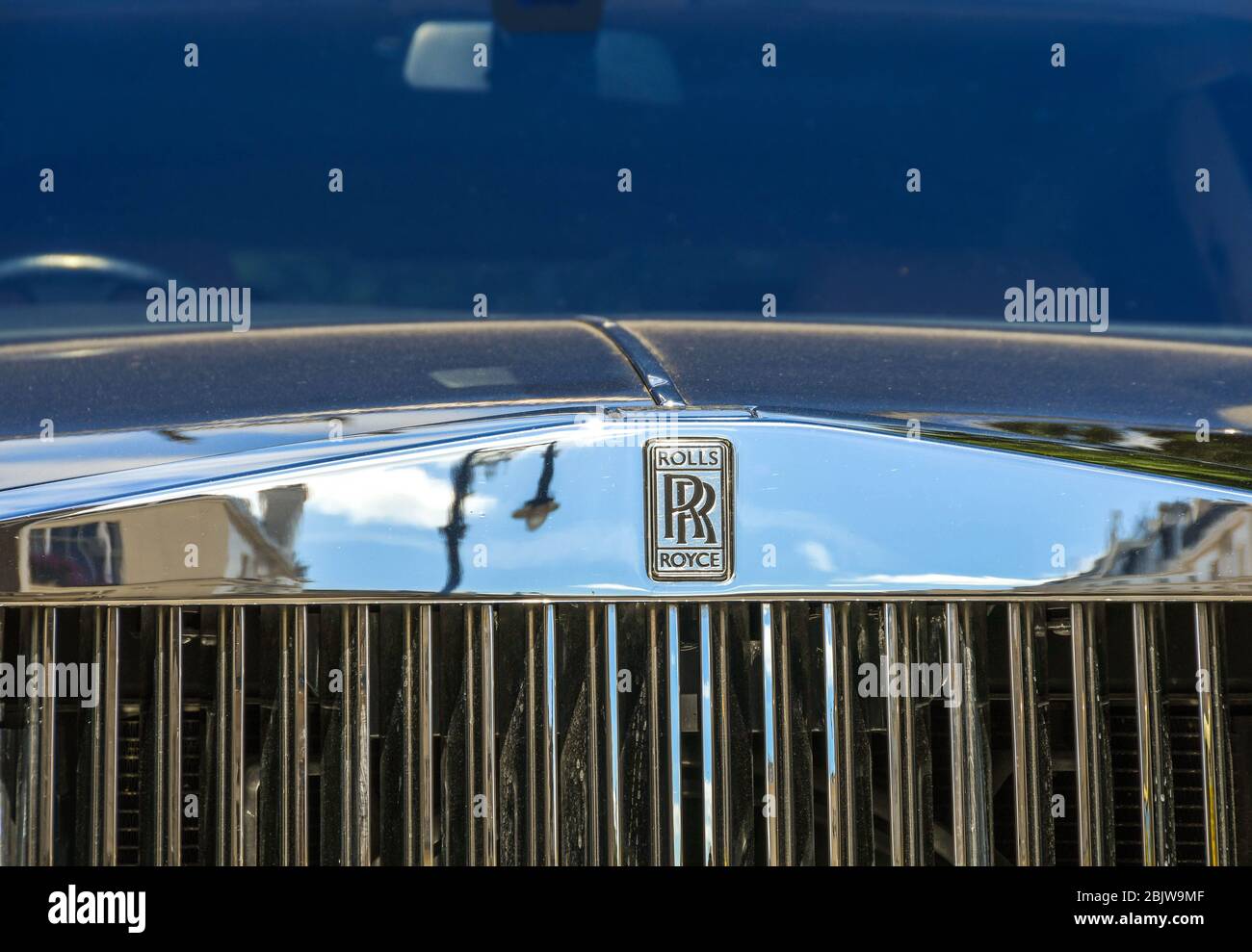 LONDRA, INGHILTERRA - LUGLIO 2018: Vista ravvicinata della griglia e del distintivo di un'auto a motore di lusso Rolls Royce Foto Stock