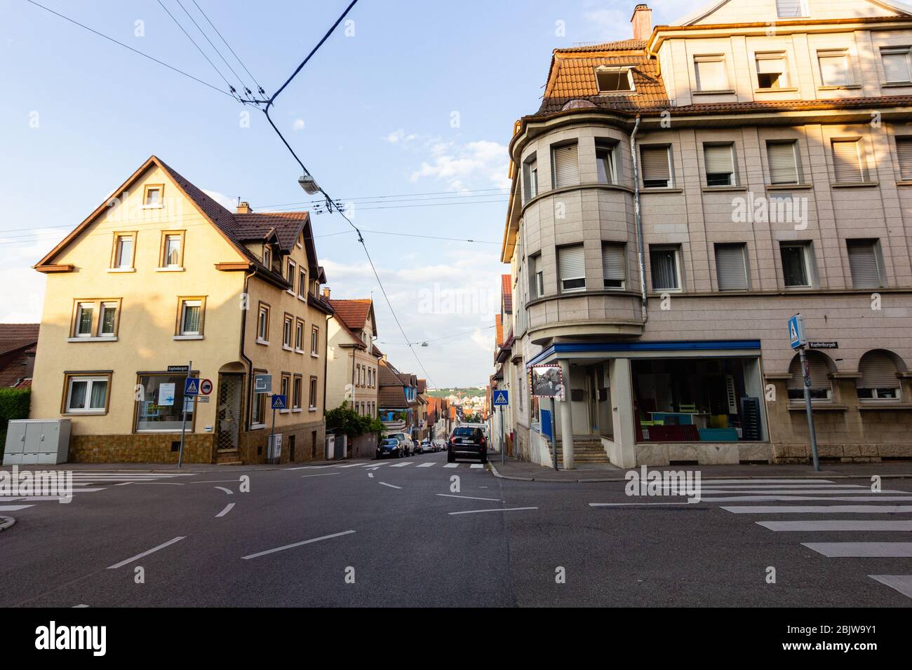 Tipiche case tedesche e strada nel quartiere Feuerbach-Mitte a Stoccarda Foto Stock