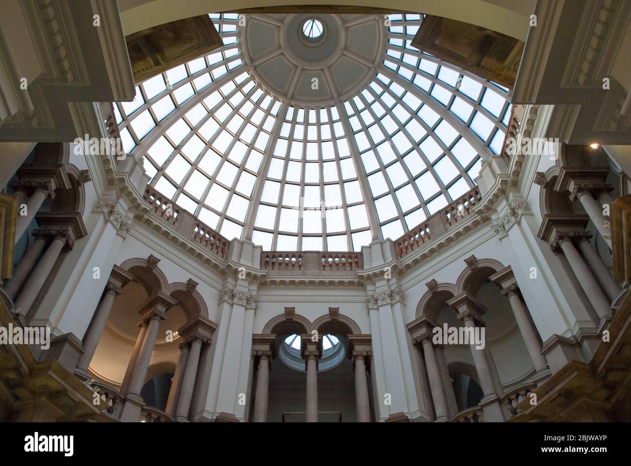 Tate Britain Interior Atrium Dome Skylight Glass Classical Architecture Columns Art Gallery Millbank, Westminster, London SW1P di Sidney Smith Foto Stock
