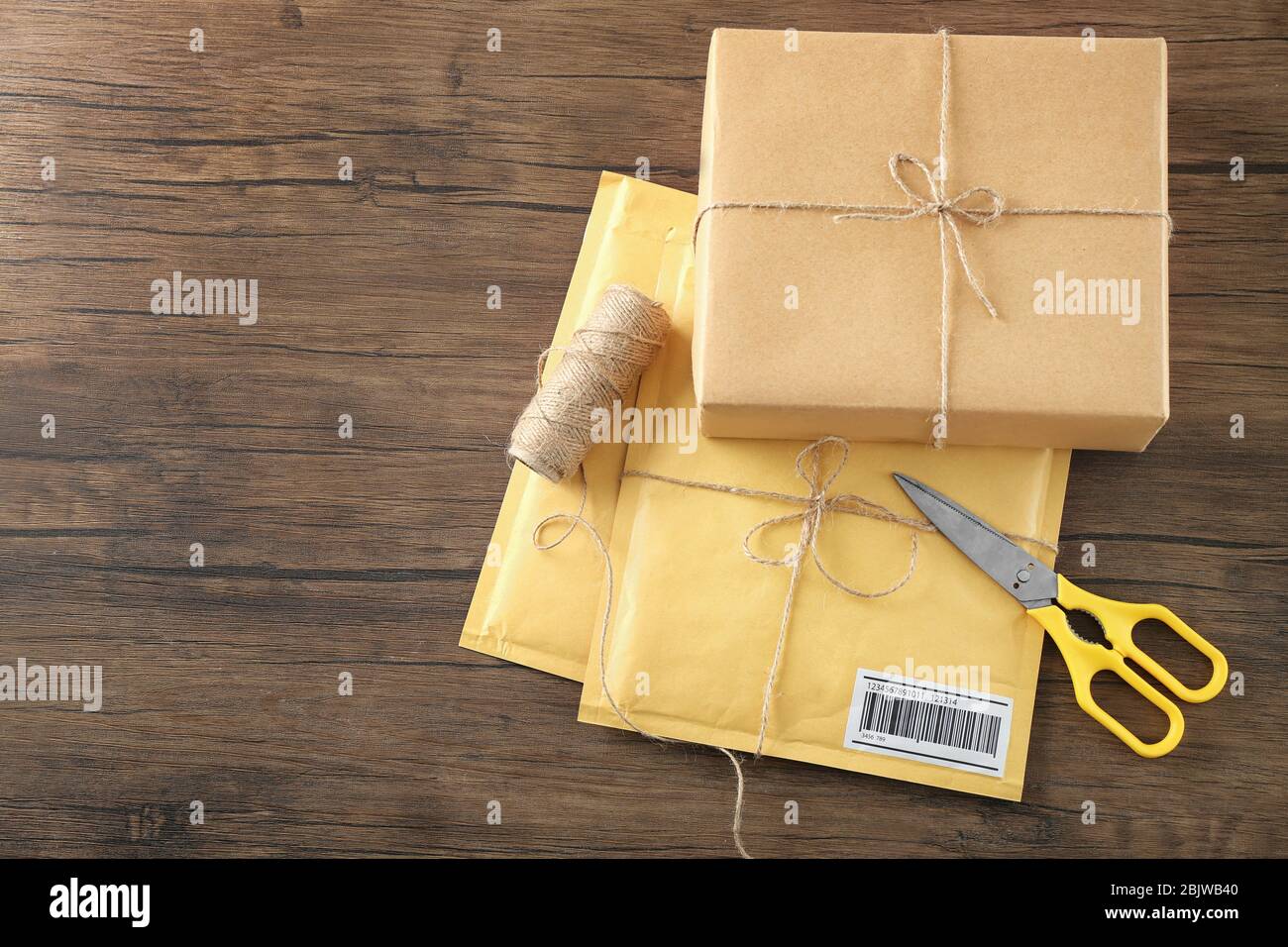 Buste imbottite e pacco regalo scatola su tavolo di legno Foto Stock