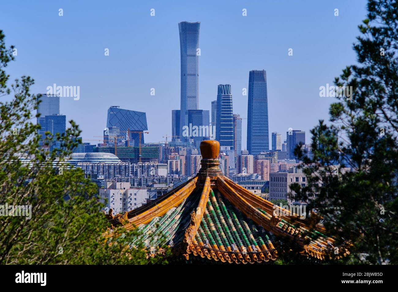 Grattacieli del quartiere centrale degli affari nel centro di Pechino, vista dal Parco Jingshan, Prospect Hill, nel centro di Pechino, Cina Foto Stock