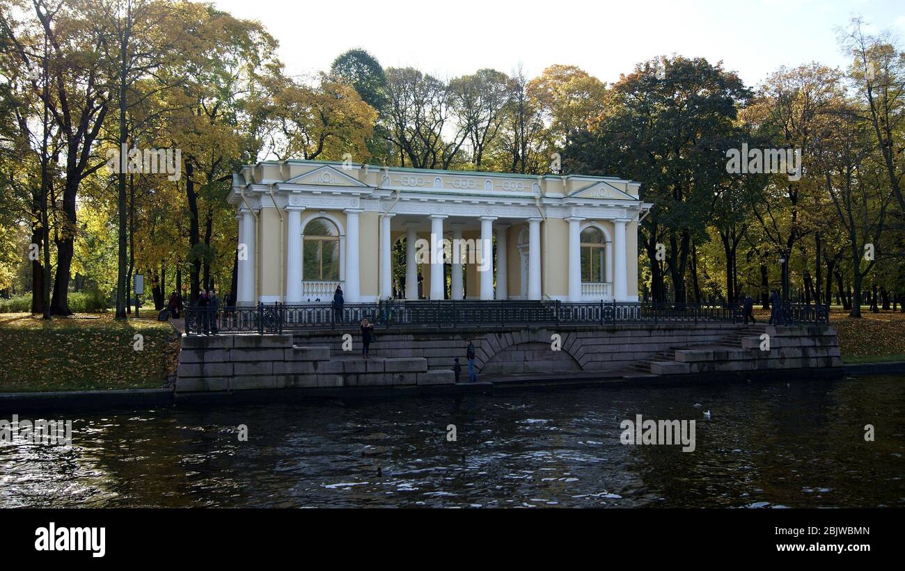 Padiglione Rossi nel Giardino Mikhailovsky, sull'argine del fiume Moyka, San Pietroburgo, Russia Foto Stock