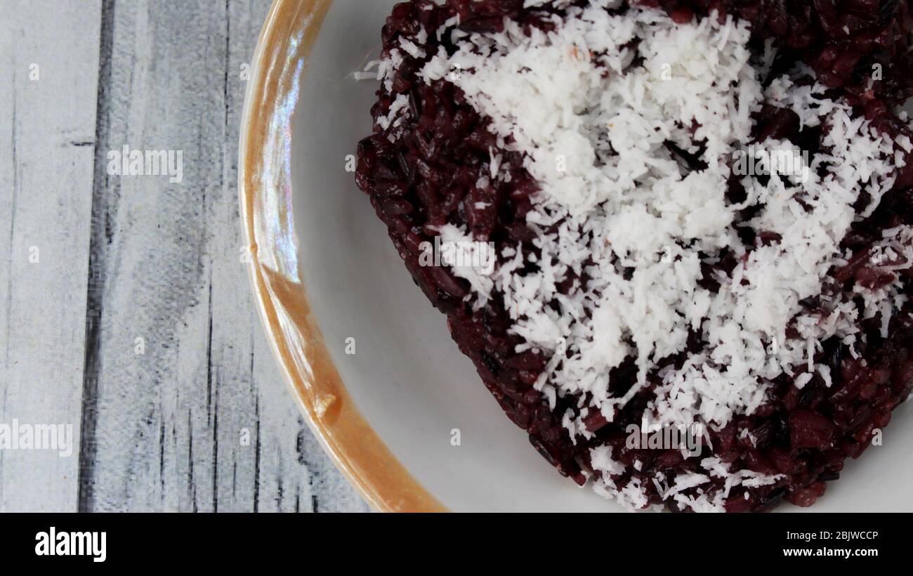 Riso adesivo nero o Ketan Hitam (nome indonesiano) con cocco grattugiato,  molto delizioso e dolce Foto stock - Alamy