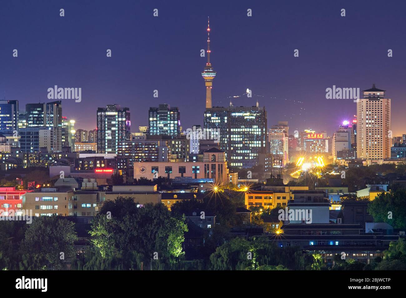 Pechino / Cina - 10 ottobre 2018: Vista notturna dello skyline di Pechino occidentale dominato dalla Torre televisiva centrale, vista dal parco di Jingshan collina Foto Stock