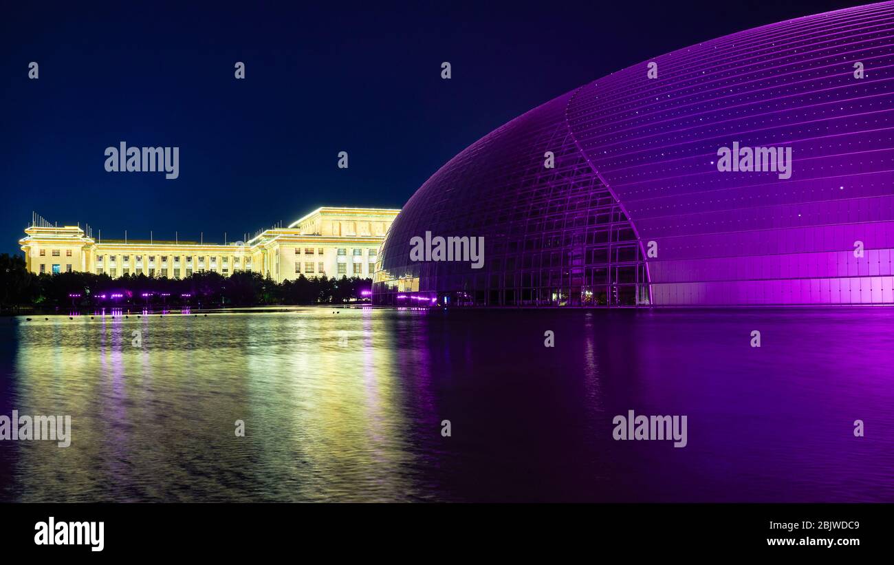 Pechino / Cina - 10 ottobre 2018: Centro nazionale per le arti dello spettacolo e il Congresso nazionale del popolo`s, riflettendo in un lago di notte a Pechino, Foto Stock