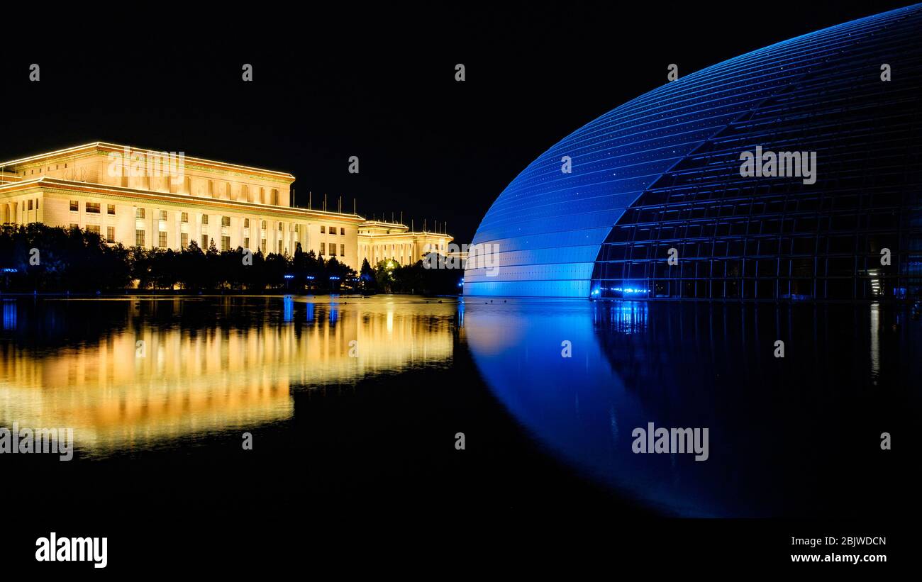 Pechino / Cina - 10 ottobre 2018: Centro nazionale per le arti dello spettacolo e il Congresso nazionale del popolo`s, riflettendo in un lago di notte a Pechino, Foto Stock