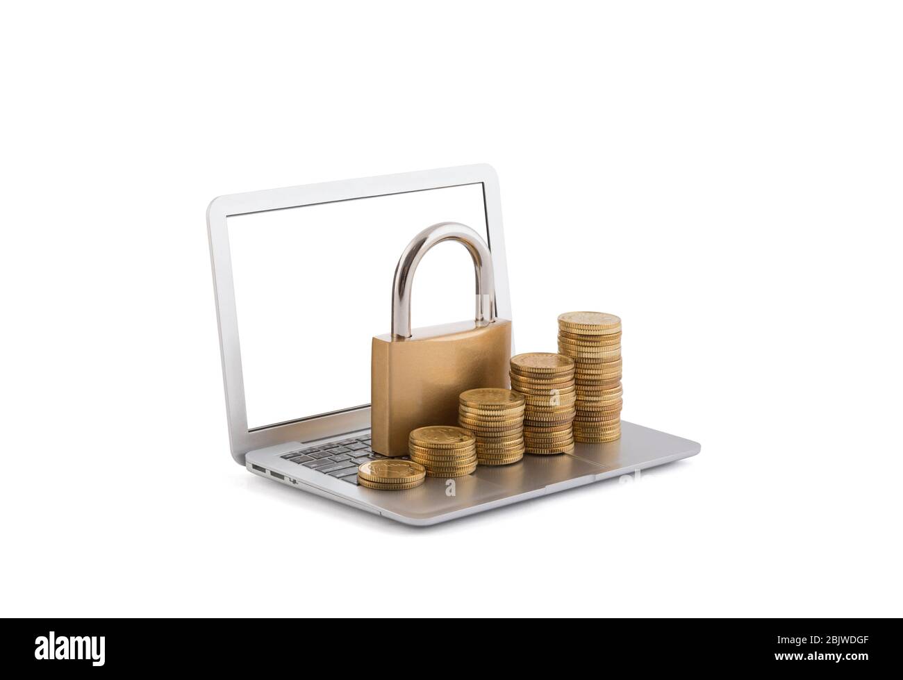 Monete in aumento con lucchetto sul laptop isolato su sfondo bianco con percorso di ritaglio Foto Stock