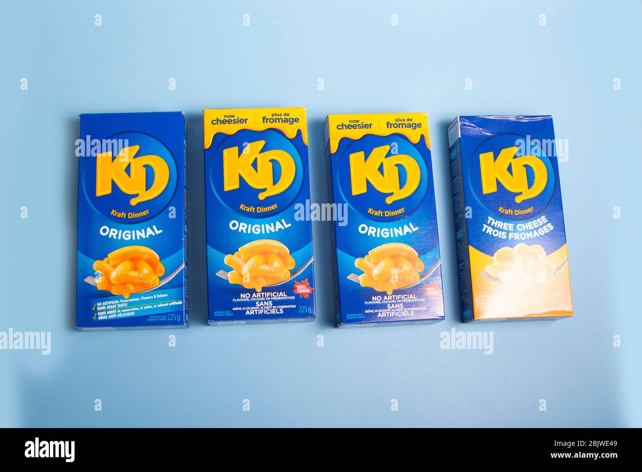 Halifax, Canada - 11 aprile 2020: Diverse scatole e sapori di Kraft cena su uno sfondo blu Foto Stock