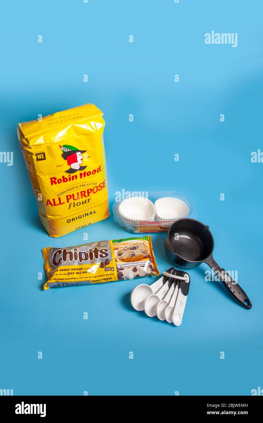 Halifax, Canada - 11 aprile 2020: Robin Hood farina, Chipits e strumenti di misurazione della cottura Foto Stock