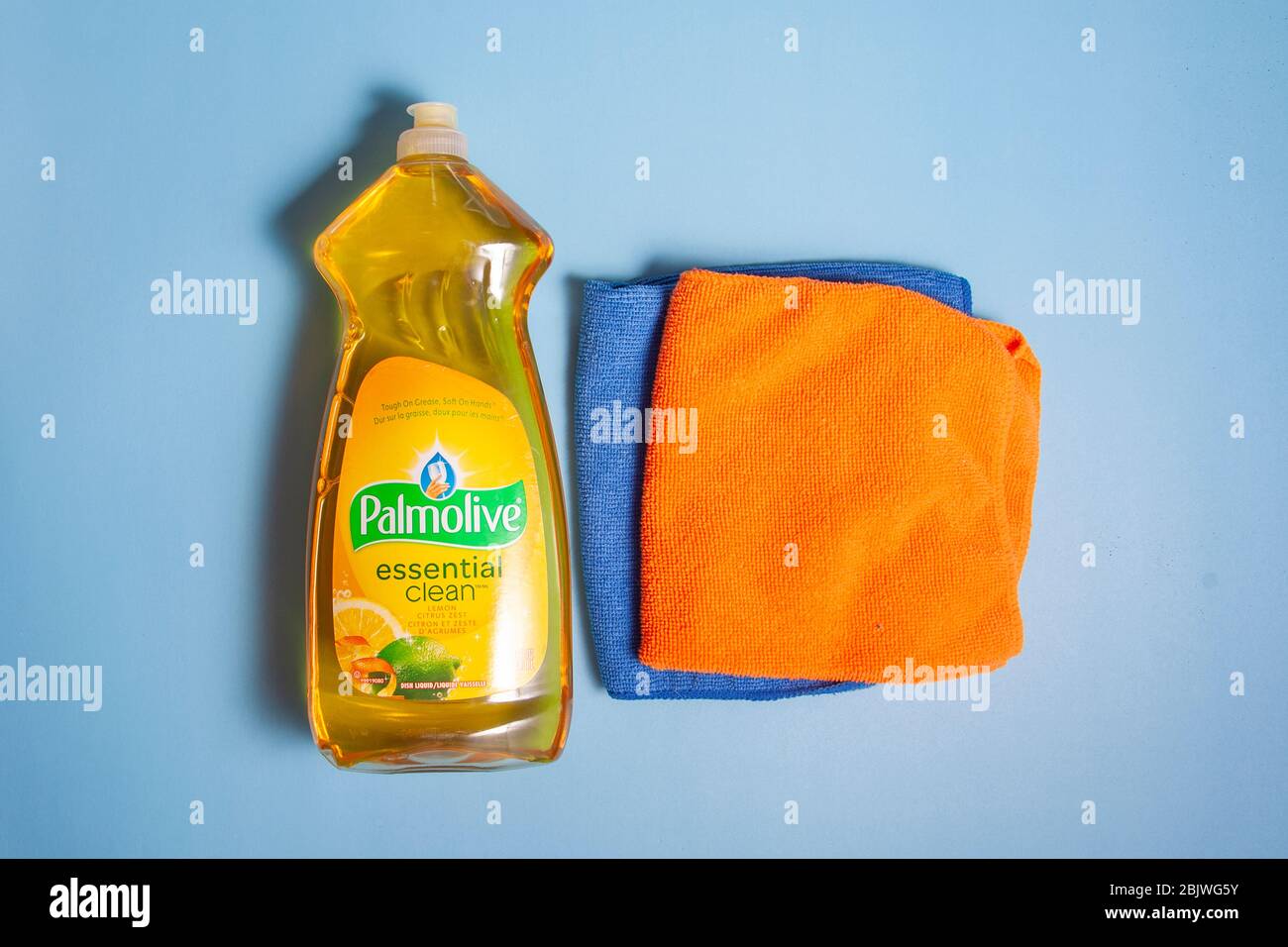 Halifax, Canada - 11 aprile 2020: Un contenitore in plastica con liquido di lavaggio piatto giallo di marca Palmolive su sfondo blu Foto Stock