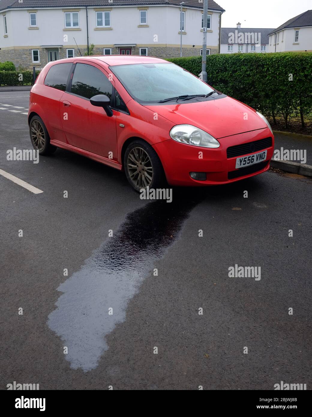 Aprile 2020 - perdita di olio da una vecchia Fiat punto. Foto Stock