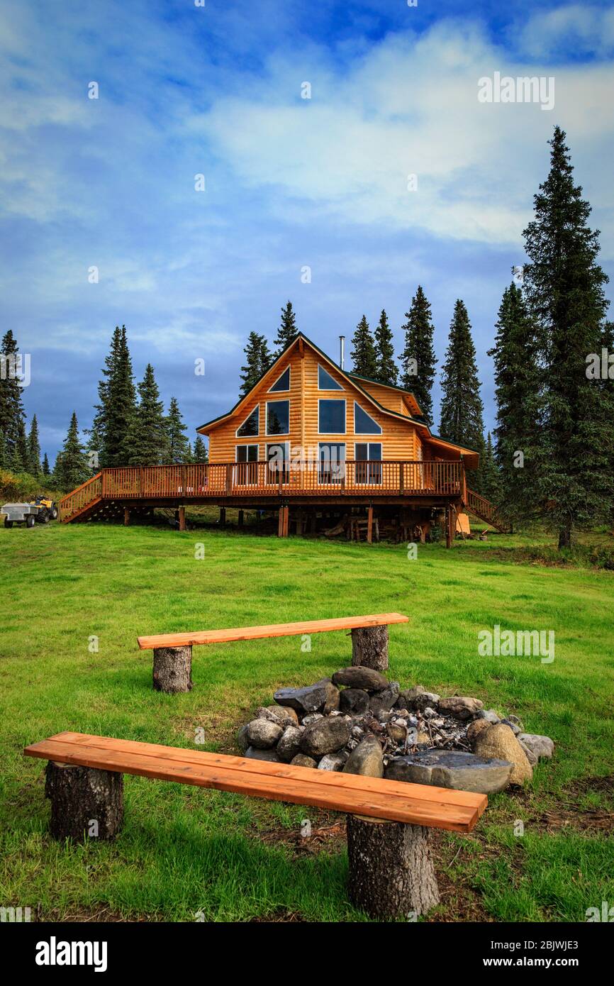 Casa di vacanza (proprietà liberata) e buca fuoco sul lago Chelatna in Alaska. Foto Stock