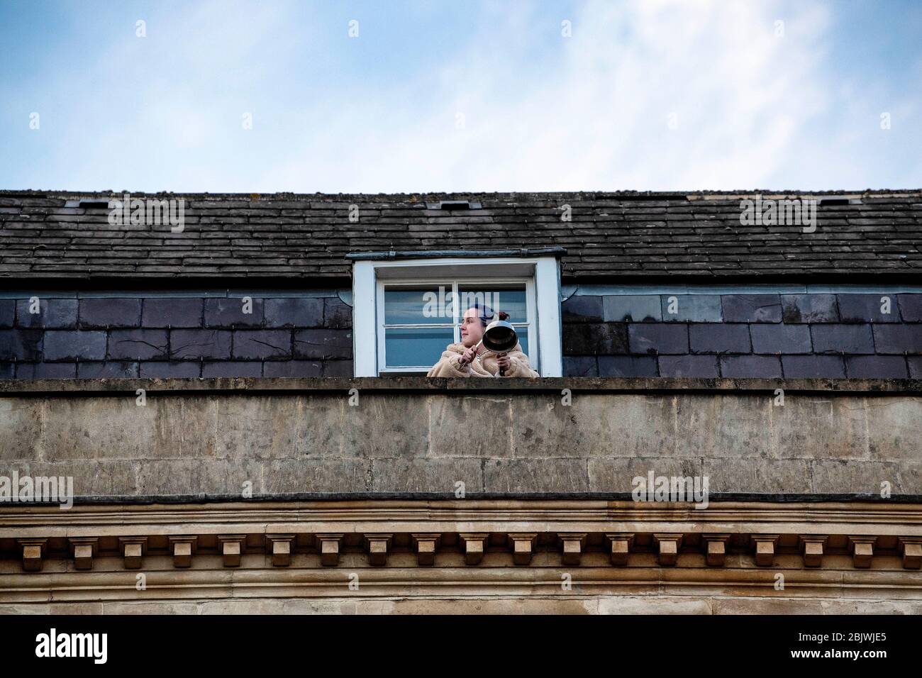 La gente viene alle loro finestre per mostrare il supporto del NHS e dei caregers a Bath, Somerset, durante la pandemia del coronavirus. Foto Stock