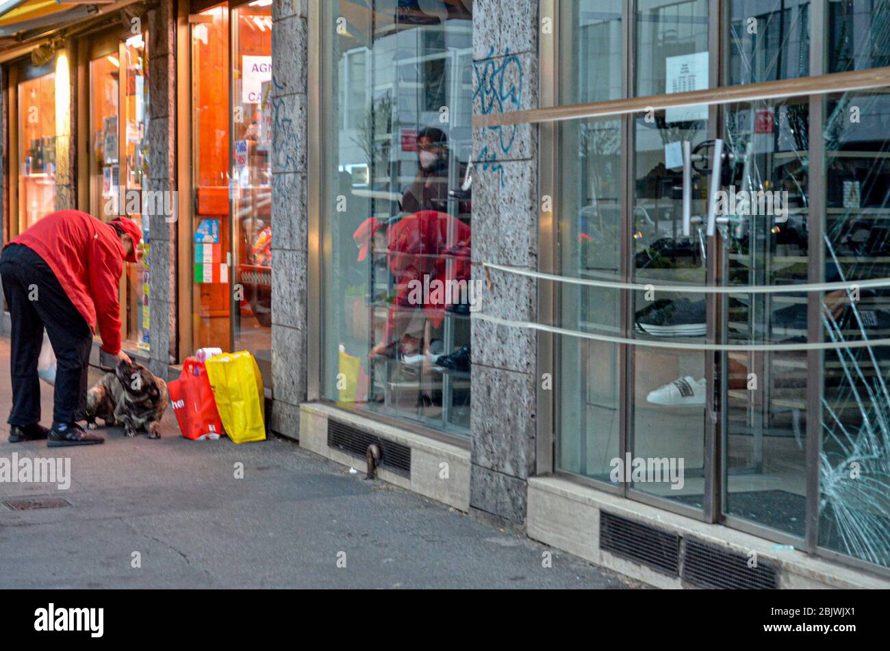 Lombardia, Milano, Italia. 30 Aprile 2020. (INT) furto a Milano in mezzo alla pandemia di Coronavirus.30 aprile 2020, Milano, Italia:la misura dell'isolamento continua ancora nella città e con la chiusura degli affari e quasi nessun movimento intorno alla città, Aumenta la marginalità e con quella ladri tentò di rubare rompendo la porta di vetro di un negozio in Viale Monza a Milano, questo Giovedi.Credit: Josi Donelli/Thenews2 Credit: Josi Donelli/TheNEWS2/ZUMA Wire/Alamy Live News Foto Stock