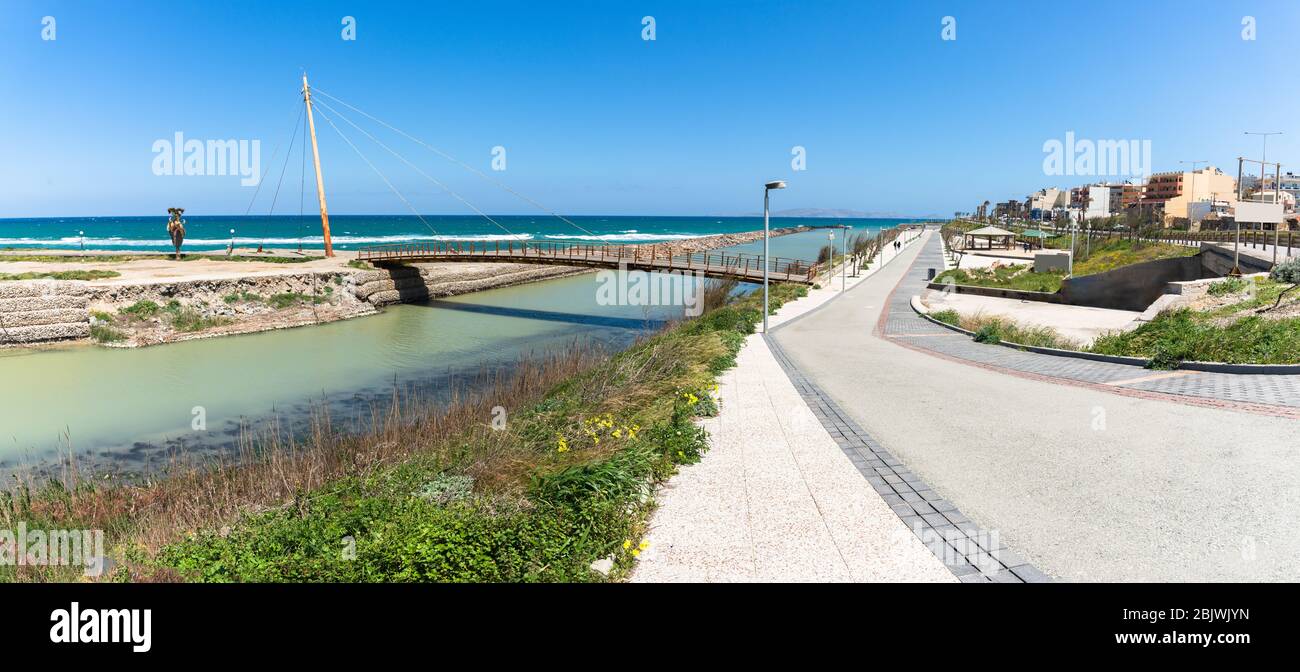 Tour panoramico sul mare a nord-ovest di Heraklion. Heraklion famosa passeggiata passerella lungo il parco ricreativo costa nord-ovest, Creta, Grecia. SUMM Foto Stock