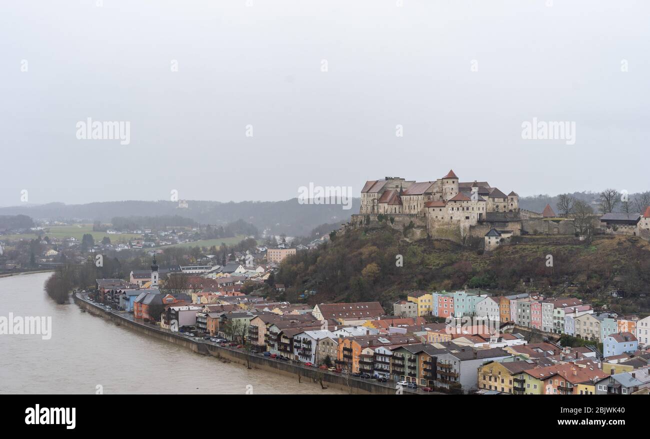 Burg zu Burghausen, complesso di castello sulla collina lungo il fiume durante le giornate di pioggia a Burghausen, Germania Foto Stock