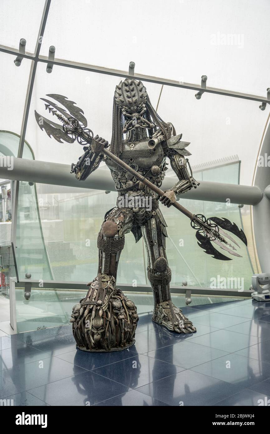 3 febbraio 2020 - Salisburgo, Austria: Statua aliena in metallo all'interno della sala del centro di tori volanti Hangar-7 Foto Stock