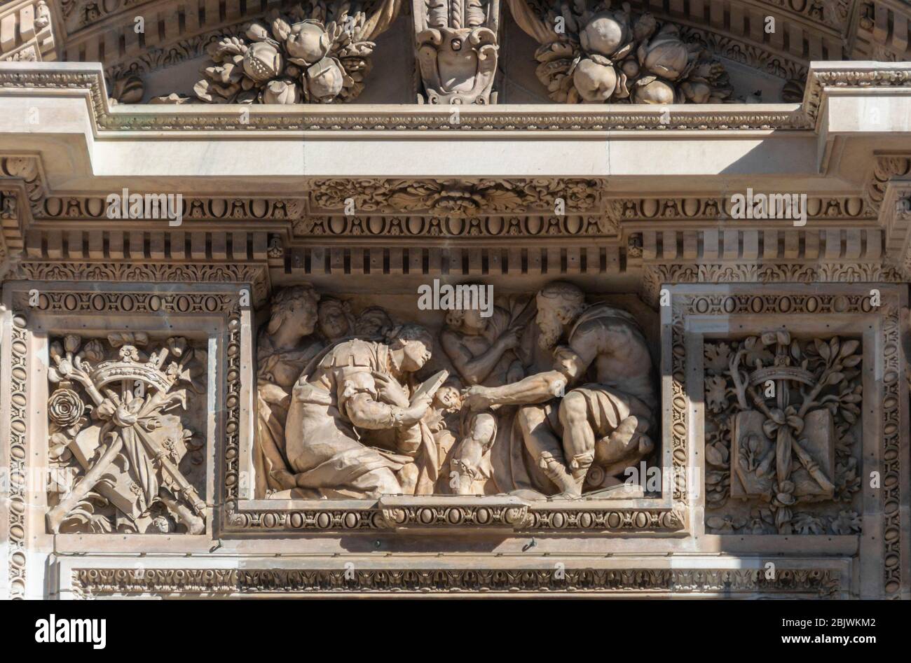 Dettaglio rilievo sulla facciata della cattedrale di Milano Foto Stock