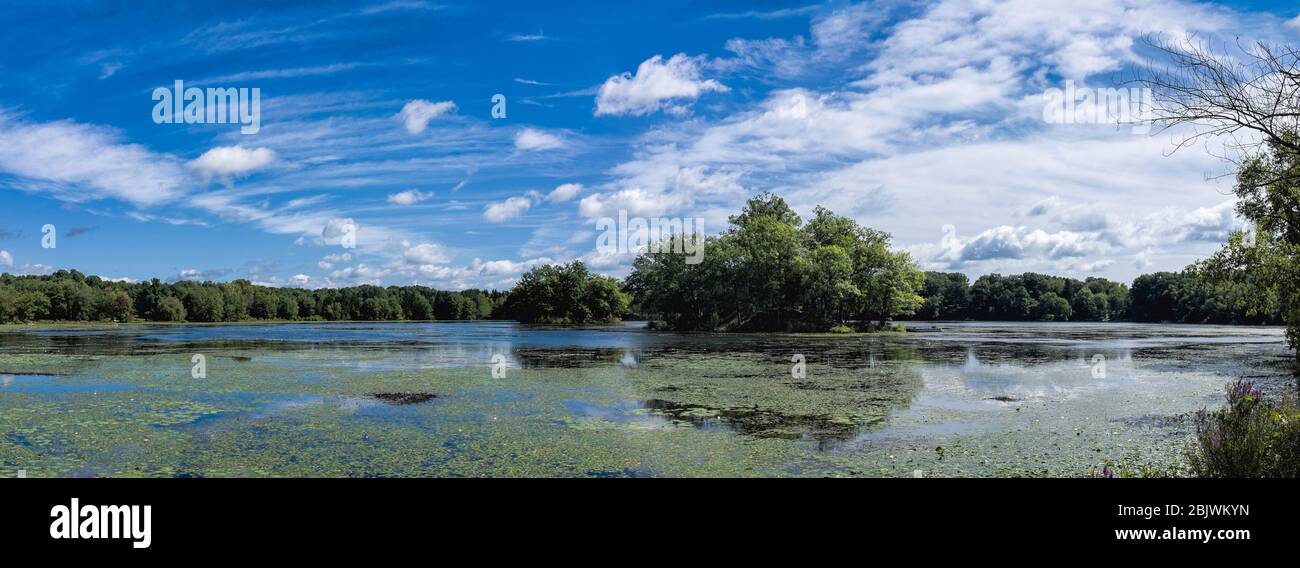 Vista panoramica del Lago Twin Island, noto anche come Stagno di fango, in Pine Plains, NY Foto Stock