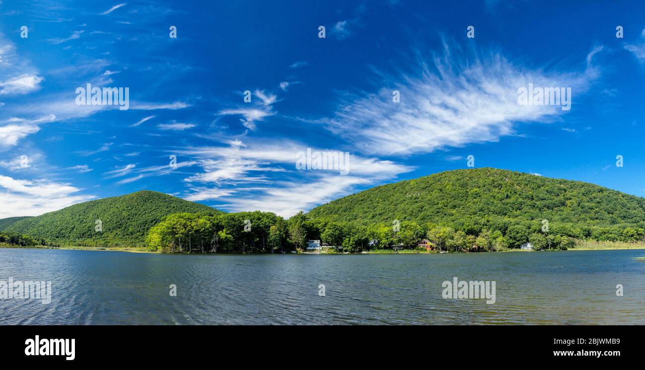Panorama del Lago di Stissing con la montagna di Stissing in Pine Plains, NY Foto Stock