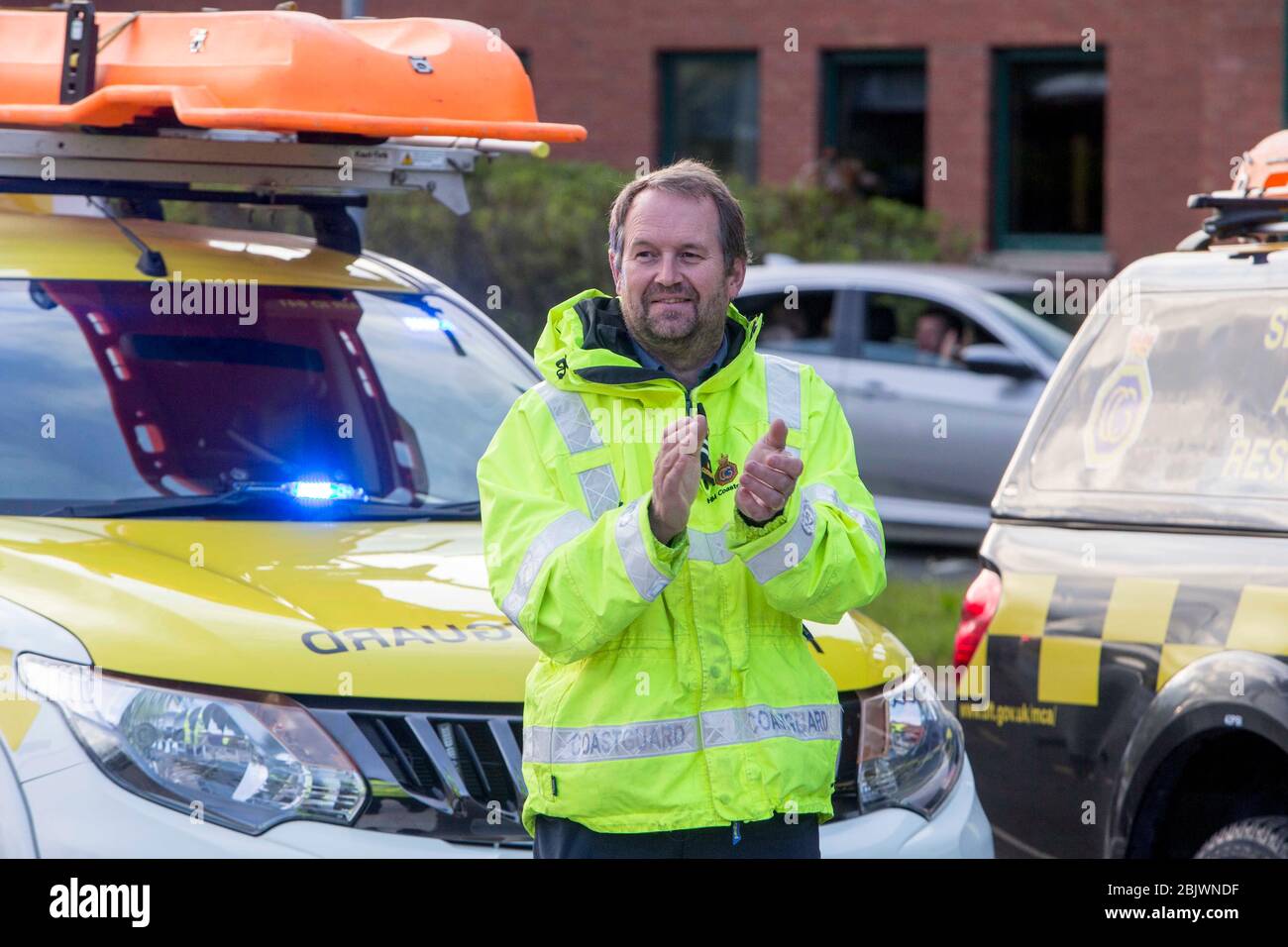 Coleraine, Irlanda del Nord. 30 aprile 2020. Medici infermieri staff e sostenitori del NHS clapped fuori Causeway Hospital il Giovedi notte. PIC Credit: Steven McAuley/Alamy Live News Foto Stock