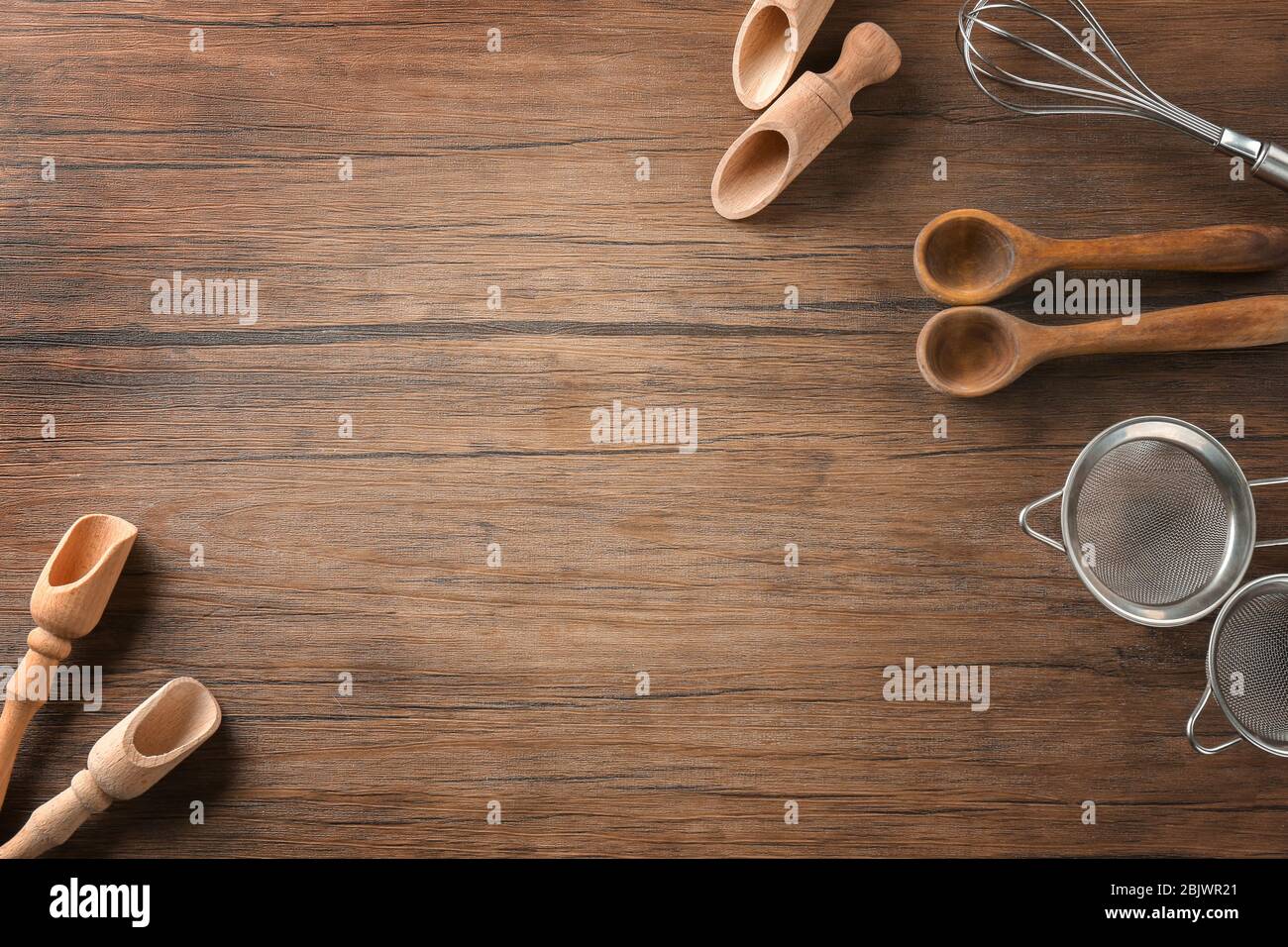 Utensili da cucina su sfondo di legno. Corsi di cucina Foto Stock