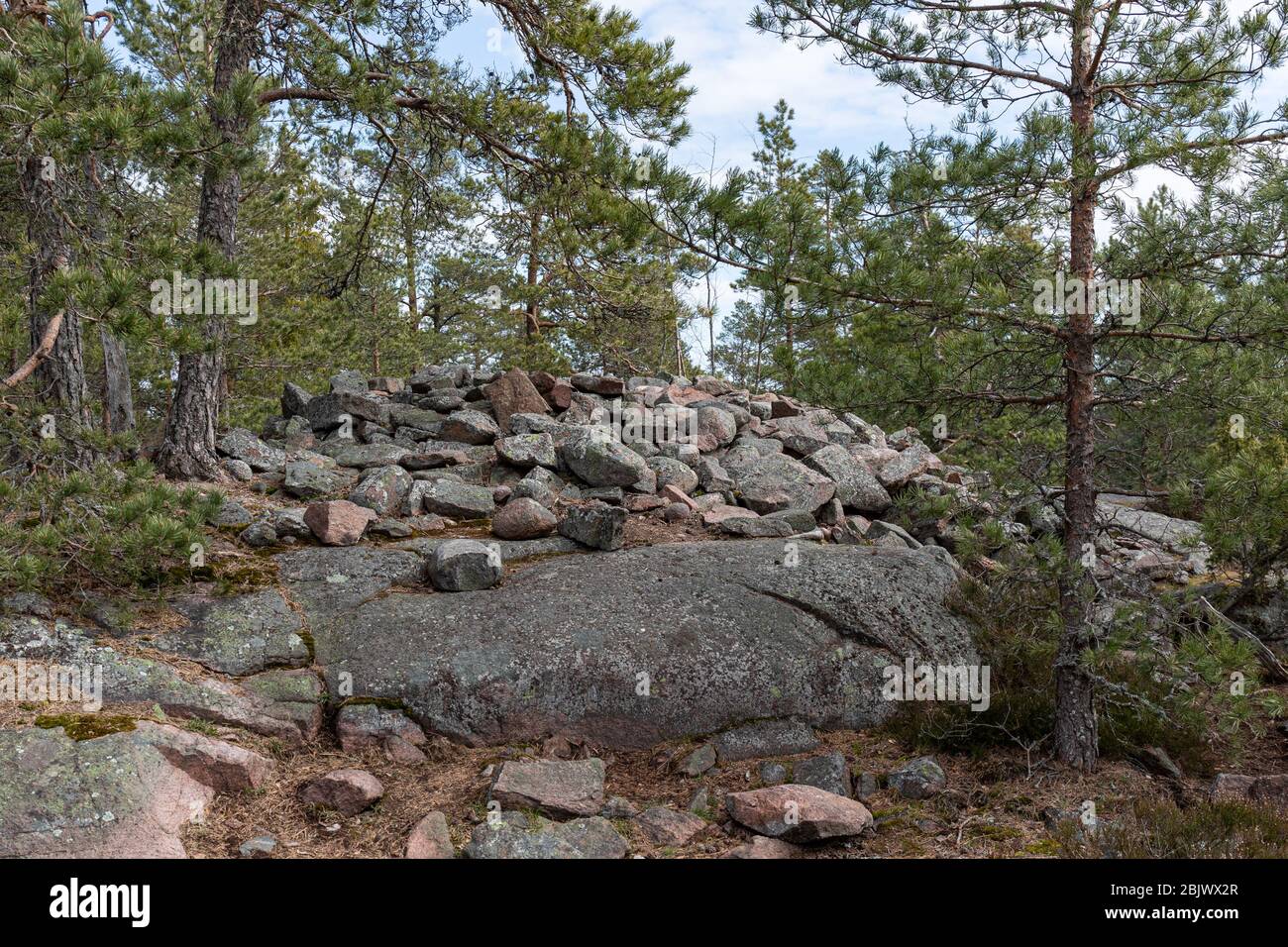 Hidenkiuas, tomba di cairo preistorica, lungo il sentiero escursionistico di Hanikka iin Espoo, Finlandia Foto Stock