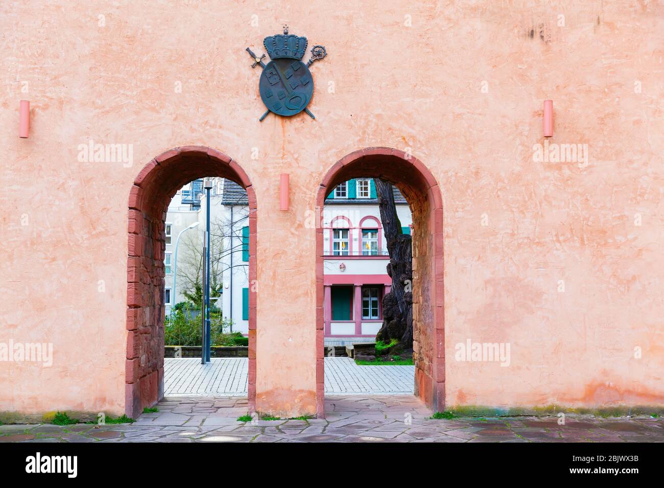 Immagine di un muro con le porte alla cattedrale di Worms a Worms, Germania Foto Stock