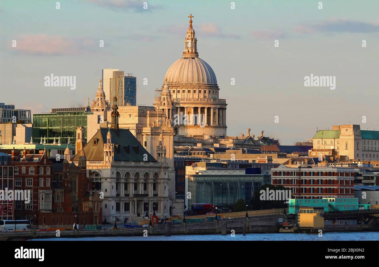 La famosa cattedrale di St Paul, Londra, Regno Unito. Foto Stock