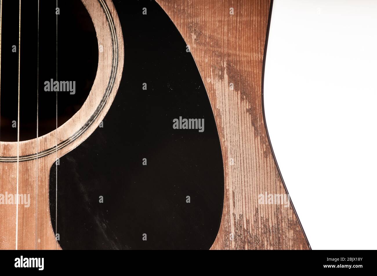 Singola chitarra acustica su sfondo bianco Foto Stock