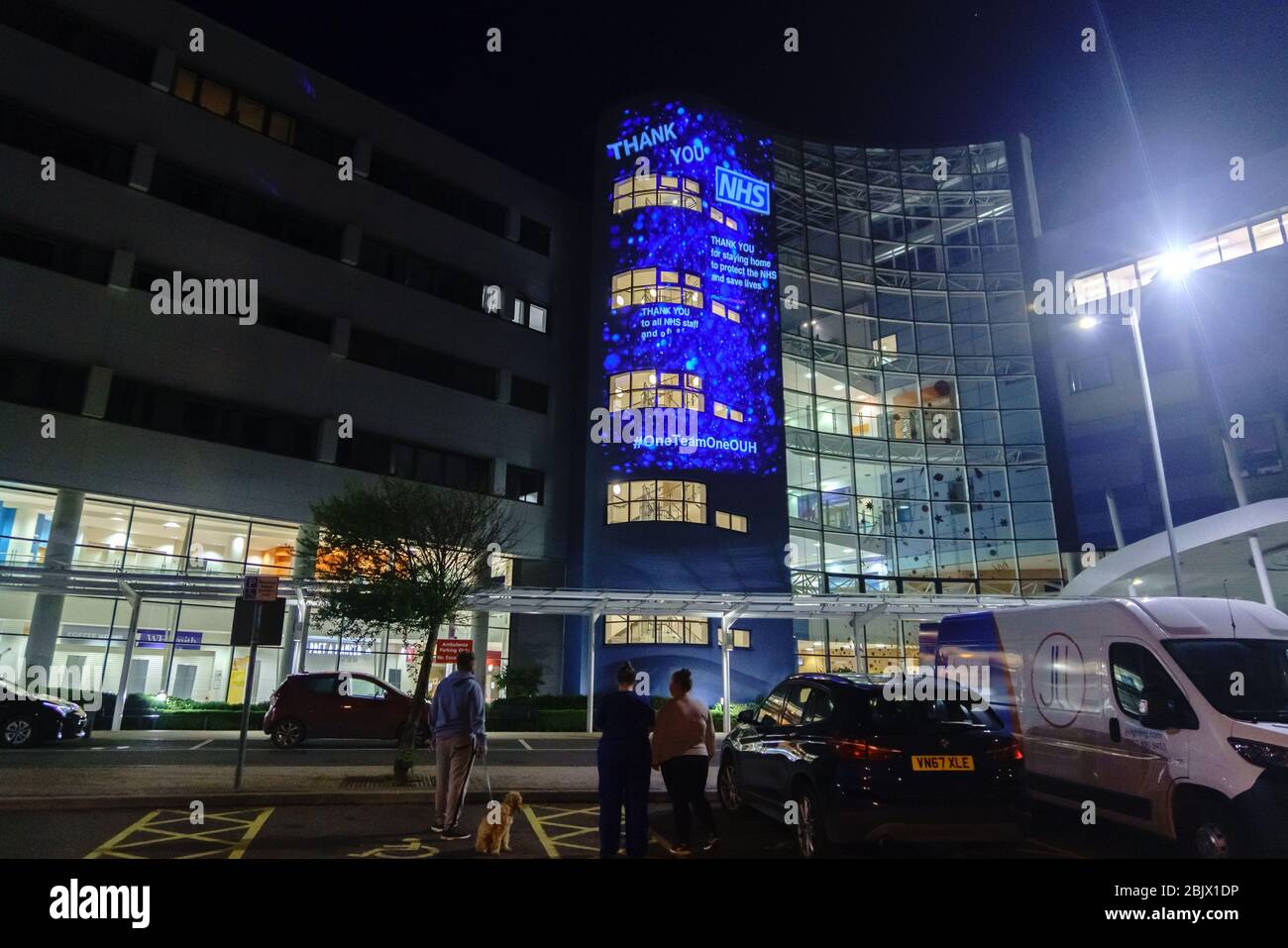 30 Aprile 2020. Il John Radclifffe Hospital, Oxford, Oxfordshire, Regno Unito. Un messaggio illuminato di ringraziamento a tutto il personale della NHS, ad altri lavoratori chiave e al pubblico, per la dedizione e la conformità durante la pandemia del coronavirus, è stato proiettato sull'edificio dell'ala ovest dell'ospedale John Radcliffe. Grazie NHS. Credit: Bridget Catterall/Alamy Live News. Foto Stock