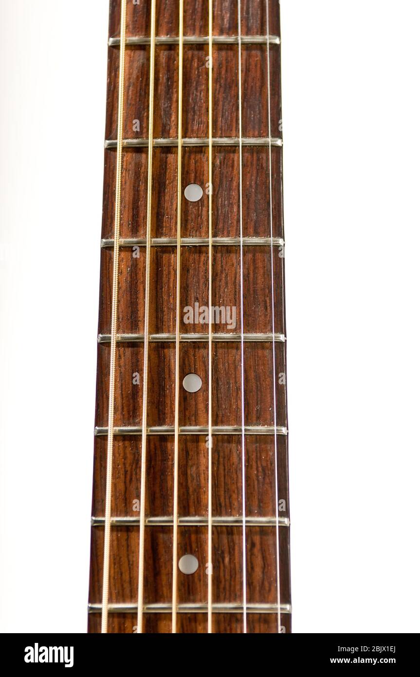 Singola chitarra acustica su sfondo bianco Foto Stock