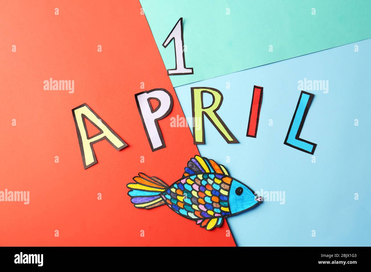 Frase "1 aprile" e pesce di carta su sfondo colorato. Festa dello sciocco  Foto stock - Alamy
