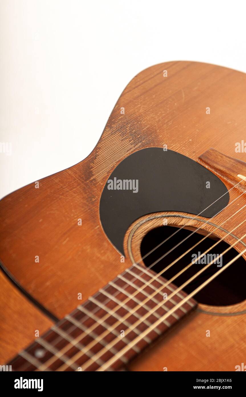 Singola chitarra acustica su sfondo bianco Foto Stock
