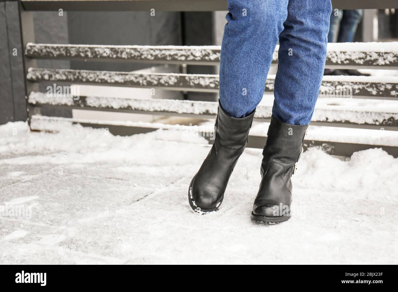 Donna elegante che indossa scarpe calde sulla strada della città in inverno  Foto stock - Alamy