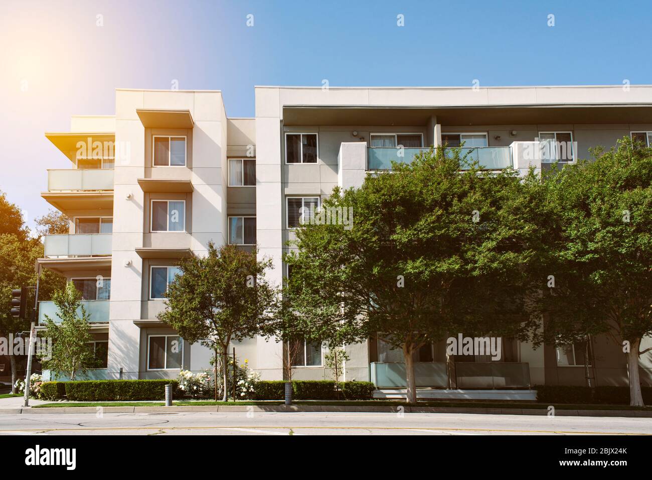 Nuova costruzione di appartamenti multi-famiglia con alberi in un ambiente Suburban - Sunny Day - Real Estate Foto Stock