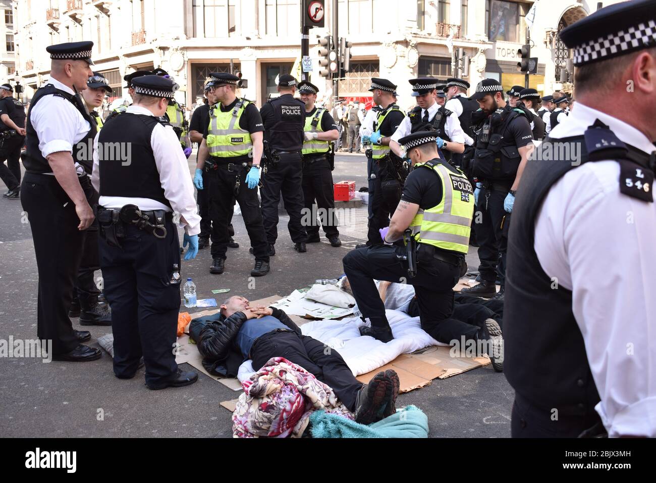 Presenza della polizia alla ribellione dell'estinzione Londra regno unito Foto Stock