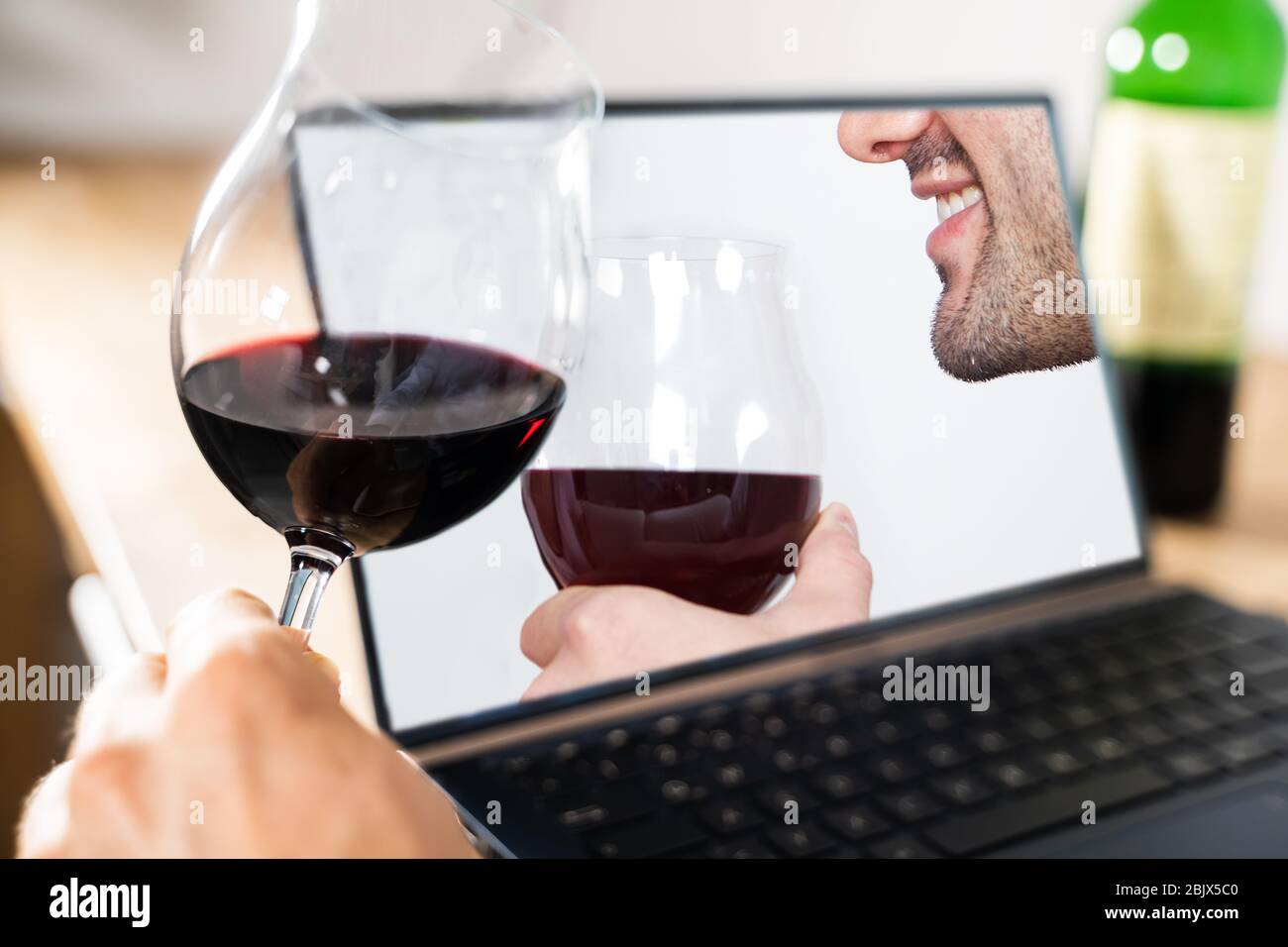 Degustazione virtuale di vini da parte degli amici su Internet utilizzando la videoconferenza Foto Stock