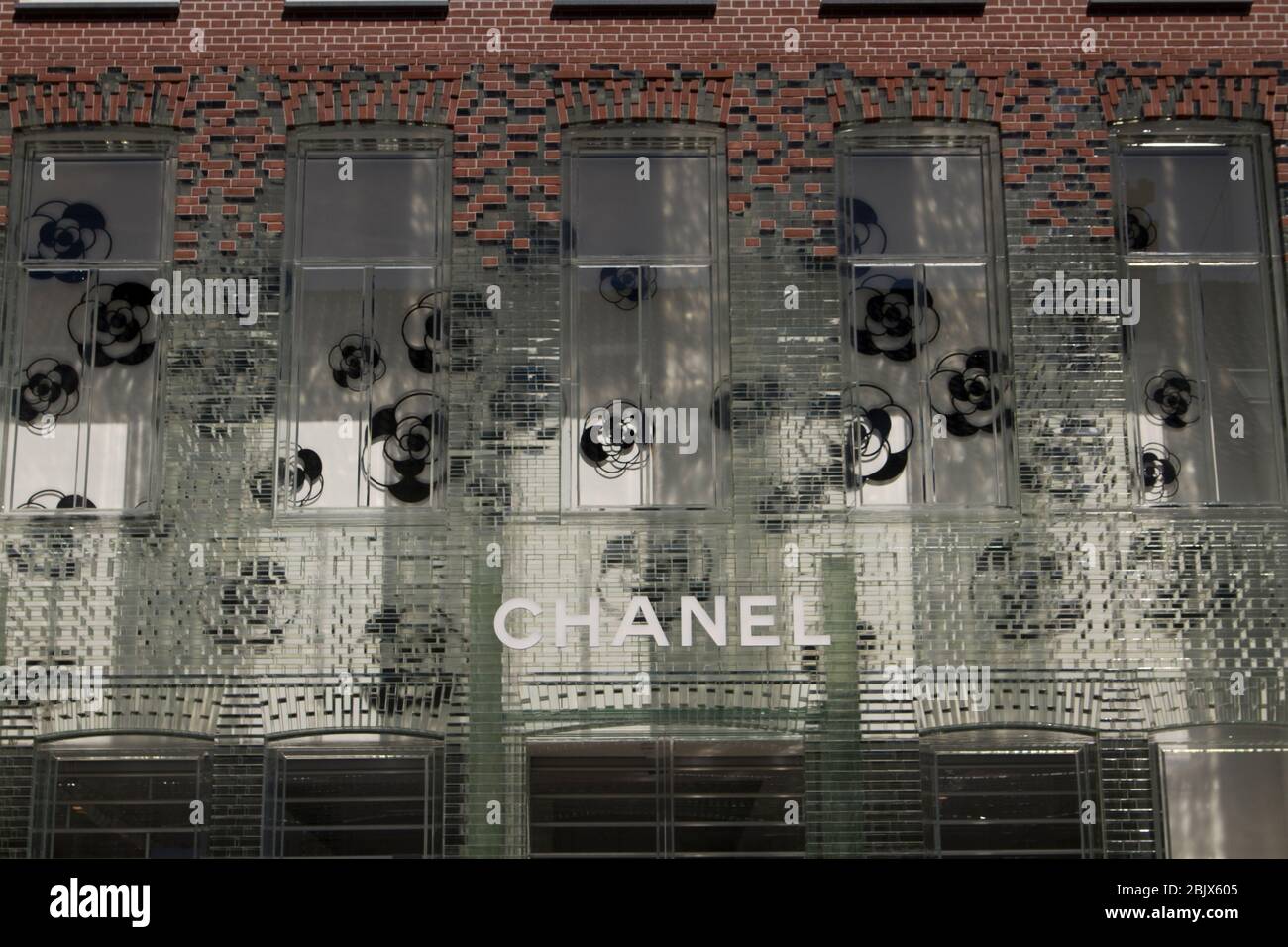 Chanel store ad Amsterdam, dettagli della facciata in vetro; progetto di MVRDV. Foto Stock