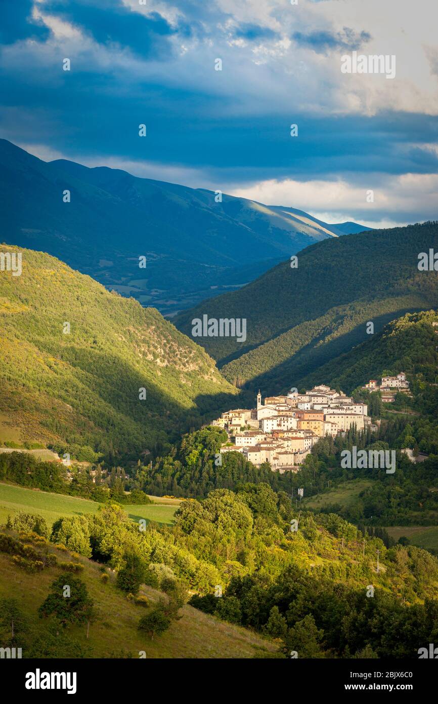 Borgo medievale di Peci in Valnerina, Parco Nazionale dei Monti Sibillini, Umbria Foto Stock